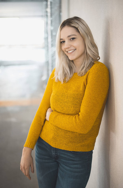 uzun saçlı mutlu genç sarışın kadın - Fotoğraf, Görsel