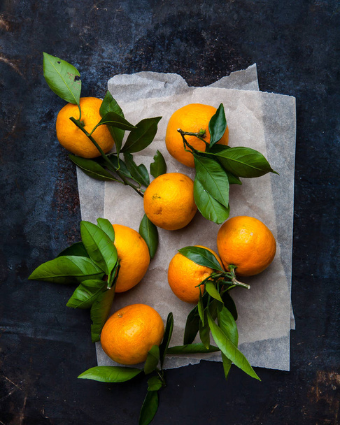 fresh tropical delicious mandarins on paper on table , citrus fruits - Foto, afbeelding