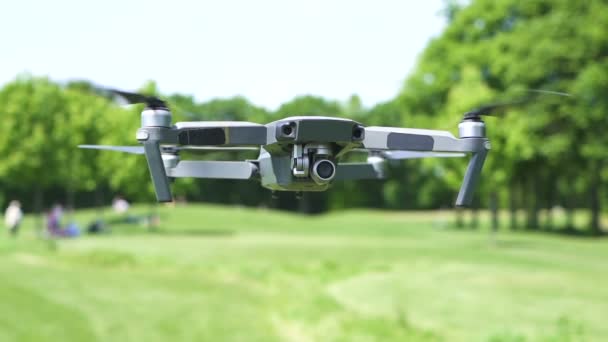 En cámara lenta. El dron moderno vuela contra el cielo y las ramas. Escena 7
 - Metraje, vídeo