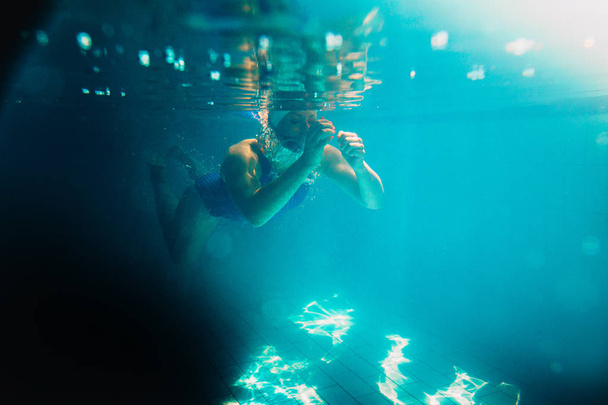 Pływaczka z kąpieli w basenie. Podwodne zdjęcia. - Zdjęcie, obraz