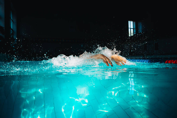 Mujer nadadora profesional nadando usando la técnica de la braza en
  - Foto, Imagen