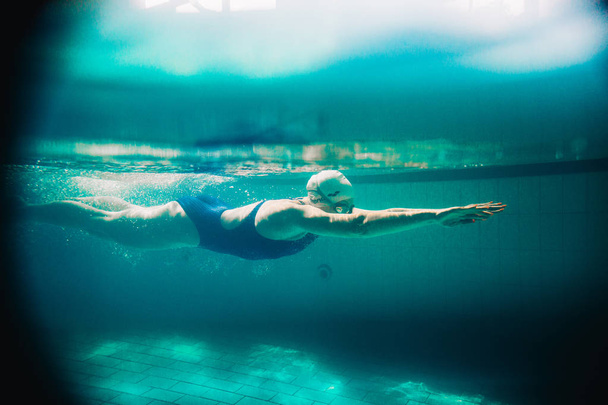 Schwimmerin im Schwimmbad.Unterwasserfoto. - Foto, Bild