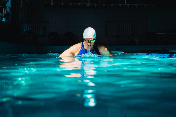 Femme nageuse professionnelle nager en utilisant la technique de brasse sur
  - Photo, image