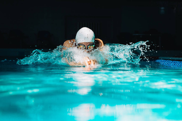 Nuoto professionale donna nuotatore utilizzando la tecnica rana su
  - Foto, immagini