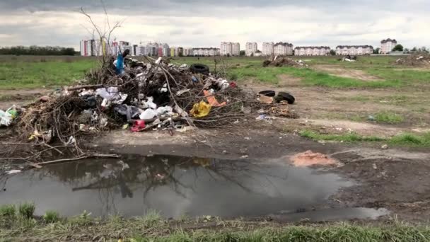 Un mucchio di spazzatura sullo sfondo delle case. Inquinamento ambientale
. - Filmati, video