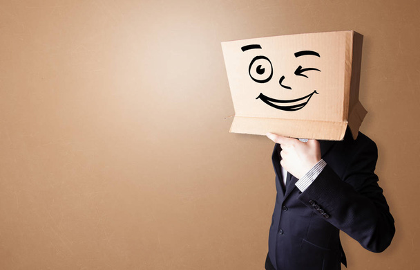 Giovane uomo con volto di scatola di cartone felice
 - Foto, immagini