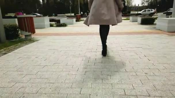 Τα γυναικεία πόδια περπατούν στο δρομάκι, κινηματογραφούν την κάμερα. Ώρα άνοιξης στην πόλη - Πλάνα, βίντεο