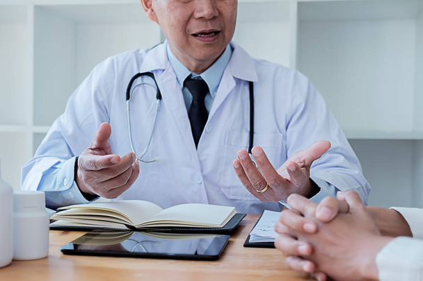 врач-мужчина объясняет симптомы пациенту
  - Фото, изображение
