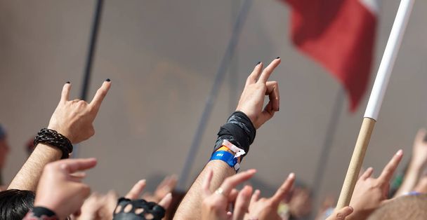 A rajongók kezet emelnek - Fotó, kép
