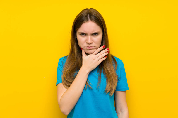 Fiatal nő kék inget állva és gondolkodás egy eszme - Fotó, kép