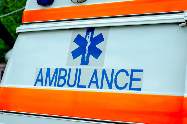 Primer plano del logotipo de la ambulancia en el coche
 - Foto, Imagen