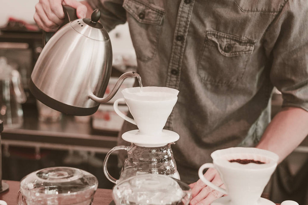 Кафе-бариста виготовлення спеціальної кави з фільтром кави в кафе
 - Фото, зображення