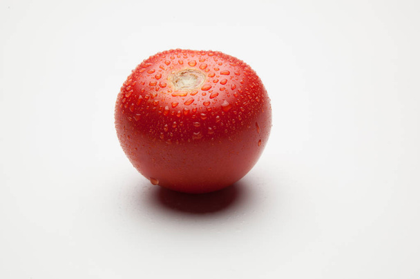 tomate, Sano y Saludable de cor Rojo sobre Fondo Blanco - Foto, Imagem