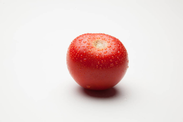 tomate, Sano y Saludable de cor Rojo sobre Fondo Blanco - Foto, Imagem
