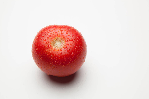 tomaatti, sano y saludable de color rojo sobre fondo blanco
 - Valokuva, kuva