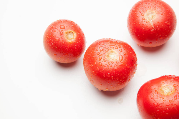 tomate, sano y saludable de color rojo sobre fondo blanco - Foto, immagini