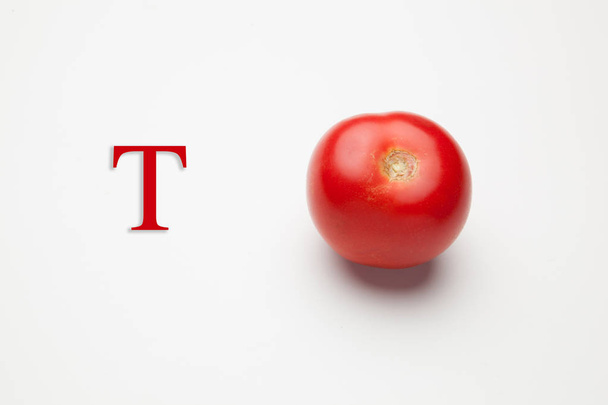 tomaatti, sano y saludable de color rojo sobre fondo blanco
 - Valokuva, kuva