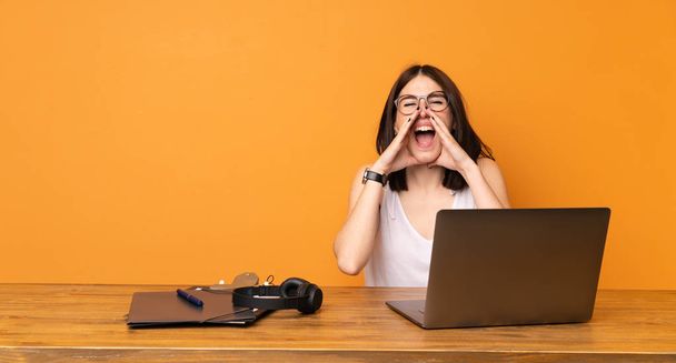 Mujer de negocios en una oficina gritando y anunciando algo
 - Foto, Imagen