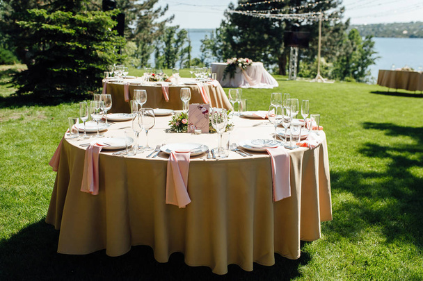 весільний стіл для гостей у лісі
 - Фото, зображення