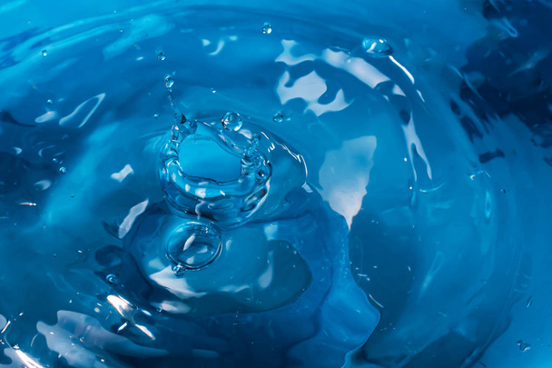 Druppel water. Blauwe waterdruppel. Vallende water. Water splash Clos - Foto, afbeelding