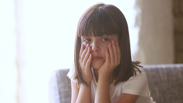 Molesto niño abusado llorando se siente asustado sentado solo en casa
 - Metraje, vídeo
