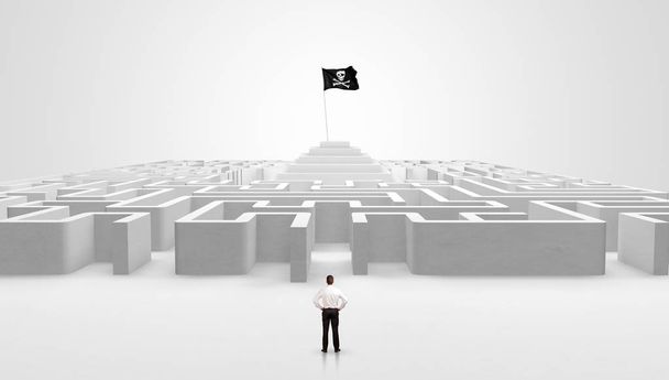 Mann steht vor einem Labyrinth mit Piratenflagge - Foto, Bild