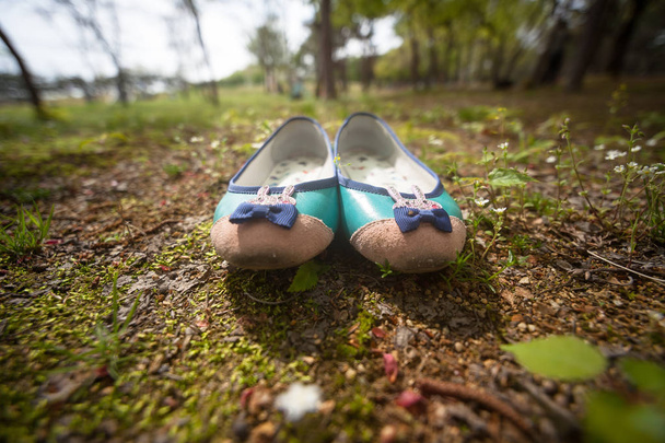 дівчина мила взуття і квіткове взуття
 - Фото, зображення