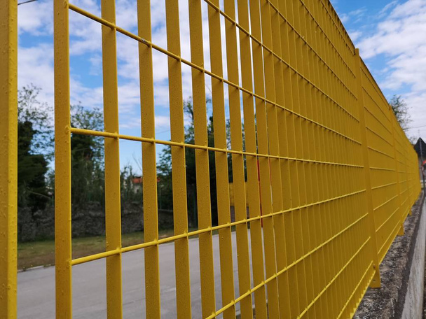 ringhiera esterna in metallo protettivo giallo
 - Foto, immagini