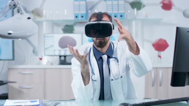Neurologist wearing VR goggles learning about brain in 3D space - Πλάνα, βίντεο