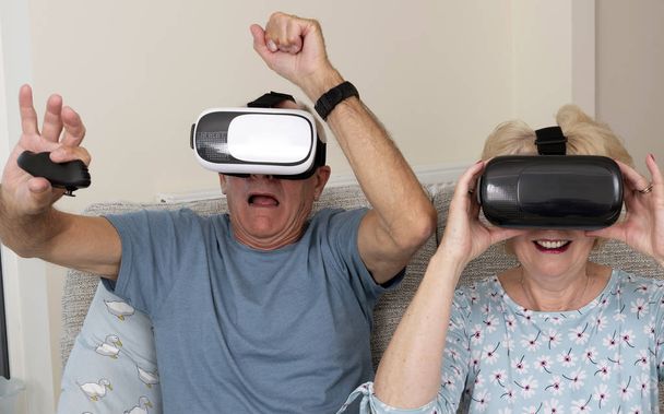 Πόρτσμουθ ΗΒ, 2019 Μαΐου. Ηλικιωμένο ζευγάρι που διασκεδάζει φορώντας γυαλιά εικονικής πραγματικότητας - Φωτογραφία, εικόνα