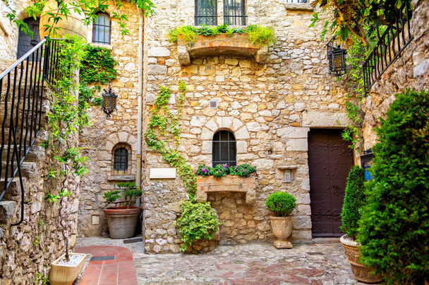 prachtige architectuur van de oude stad van ze aan de Franse Rivièra, Cote d'Azur, Frankrijk - Foto, afbeelding