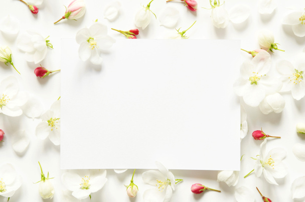 Kreativní rozložení letních čerstvých květin s prostorem pro text na bílém papíře. Maketa. Pohled shora. -Obrázek - Fotografie, Obrázek