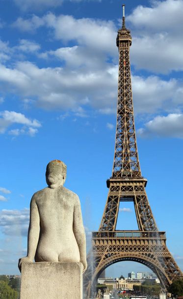 Szobor nő néz ki a nagy Eiffel-torony Párizsban - Fotó, kép