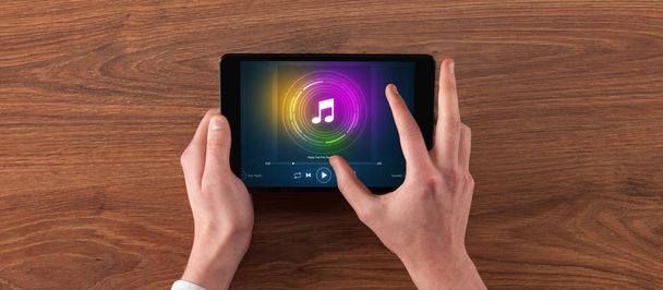 El tutma tablet müzik oyun konsepti ile - Fotoğraf, Görsel