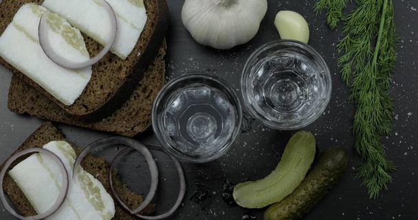 Alcohol drinken wodka in shot glazen. Oppervlak met snacks. Uitzicht vanaf Top - Foto, afbeelding