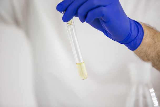 männliche Wissenschaftler arbeiten mit pharmazeutischem Cbd-Öl in einem Labor mit Glasausrüstung - Foto, Bild