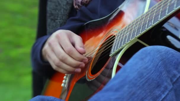 jouer de la guitare dans le parc
 - Séquence, vidéo