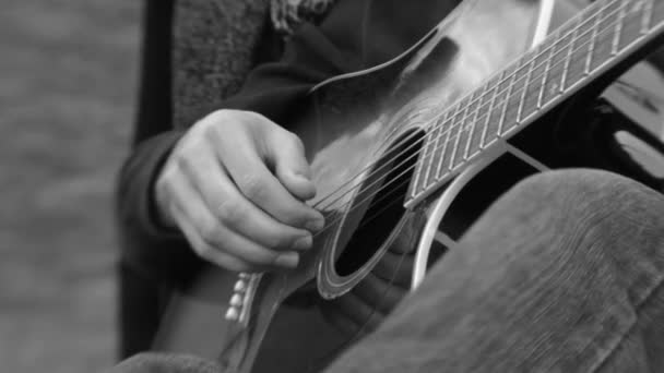 Tocar la guitarra en el parque en blanco y negro
 - Metraje, vídeo