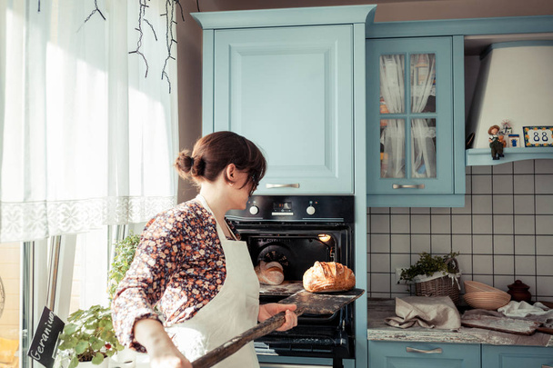 Backzutaten auf Holztisch gelegt, fertig zum Kochen. Konzept der Essenszubereitung, Brotbacken zu Hause, Küche im Hintergrund. - Foto, Bild