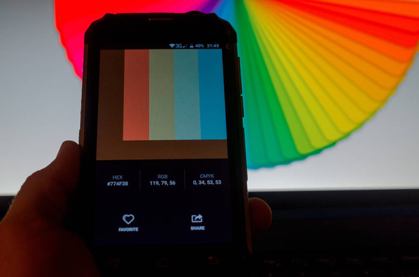 Paletas de cores eletrônicas entre um smartphone e um laptop
. - Foto, Imagem