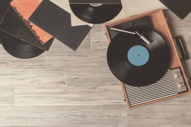 Grammofono vintage su legno grigio
  - Foto, immagini