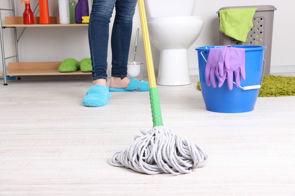 Sprzątanie podłogi w pokoju z bliska - Zdjęcie, obraz