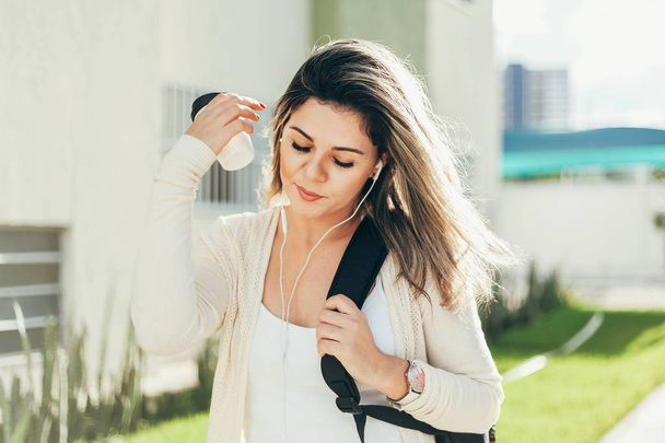 Nainen opiskelija pukeutunut rento vaatteet kävely ympäri kaupunkia
 - Valokuva, kuva