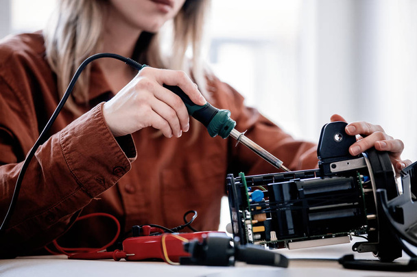 mujer reparación de aparatos eléctricos en casa
 - Foto, imagen