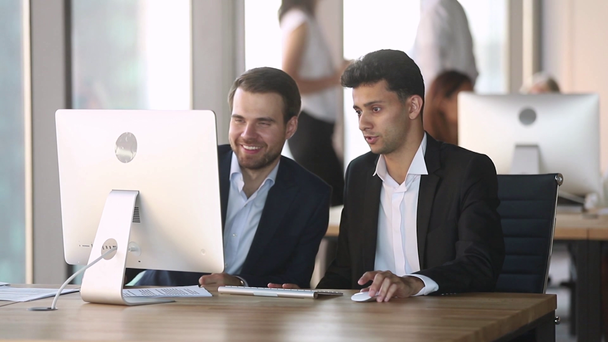 Arabský manažer instruovat nového kolegu pracovníka s počítačem - Záběry, video