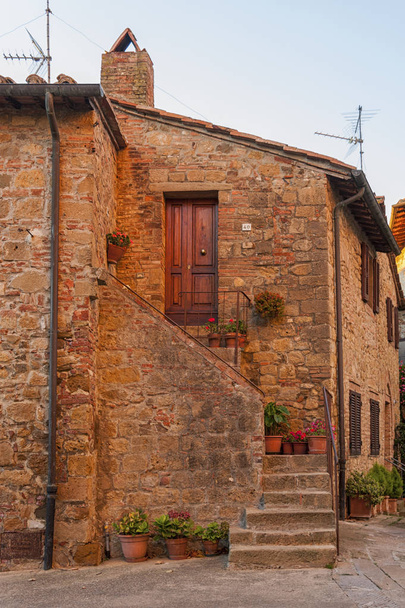 Montichiello - Italy, October 29, 2016: Quiet street in Montichiello, Tuscany with typical shuttered windows and paved streets. Italy - Fotografie, Obrázek