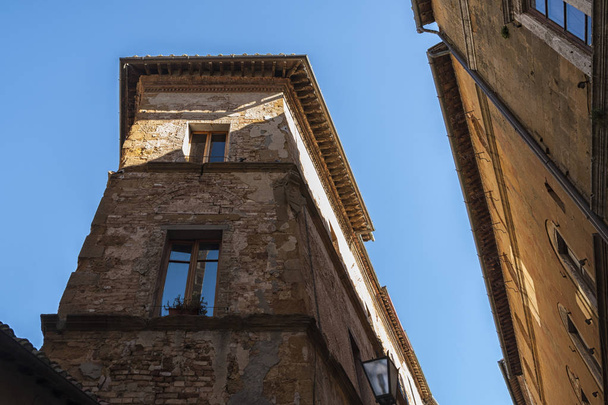 Belle rue étroite dans le petit village magique et ancien de Pienza, Val D'Orcia Toscane - Italie
 - Photo, image