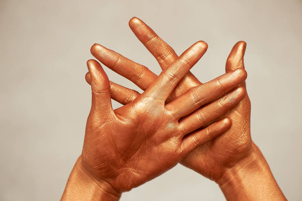 Yoga for hands is wise.Wise Cup chandman. Hands, in gold paint. - Foto, immagini