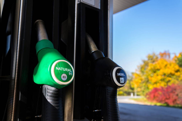 Nouveau marquage des carburants sur les pompes des stations-service avec de nouvelles étiquettes UE, journée ensoleillée
 - Photo, image