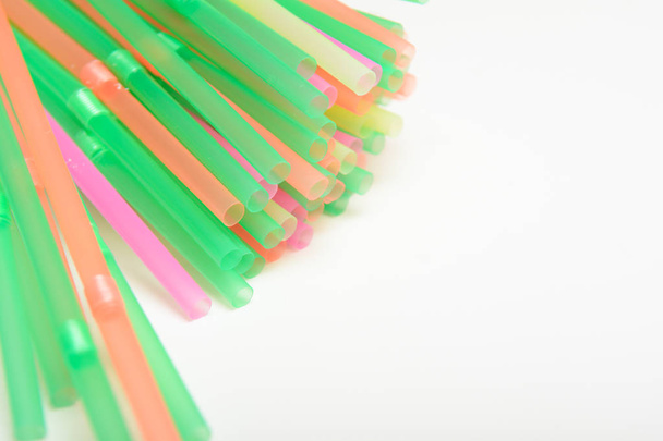 Пластикові пивні соломинки, одноразове використання пластикової соломи
 - Фото, зображення
